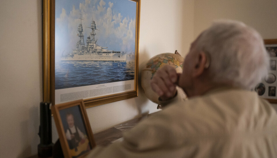MALERI: Russell ser på et maleri av USS Oklahoma-skipet i Albany i Oregon i USA.