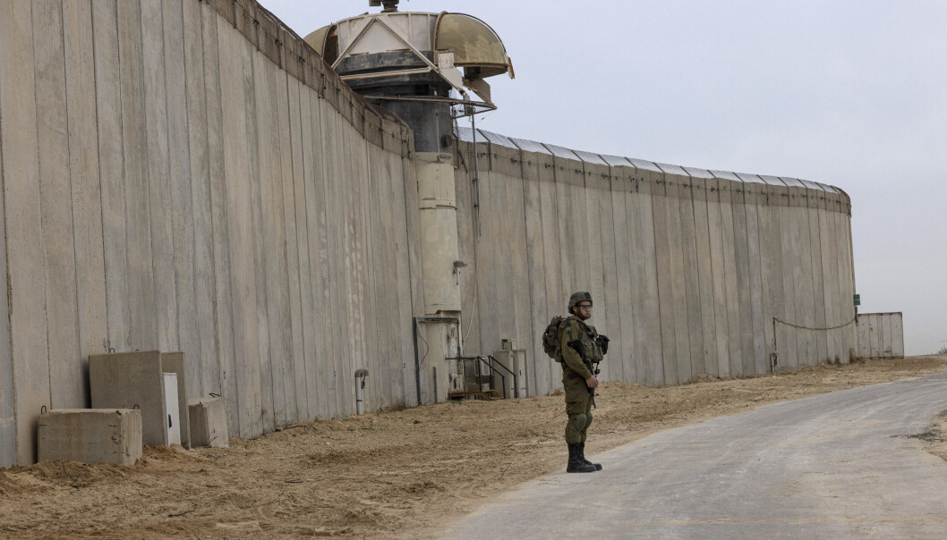JERNVEGG: En israelsk soldat står vakt ved muren rundt Gaza. Muren er utstyrt med underjordiske sensorer, radar og kameraer for å forebygge trusler, sier Israels forsvarsdepartement. Blant annet skal sensorene kunne oppdage forsøk på å grave under muren. JERNVEGG: En israelsk soldat står vakt ved muren rundt Gaza. Muren er utstyrt med underjordiske sensorer, radar og kameraer for å forebygge trusler, sier Israels forsvarsdepartement. Blant annet skal sensorene kunne oppdage forsøk på å grave under muren.