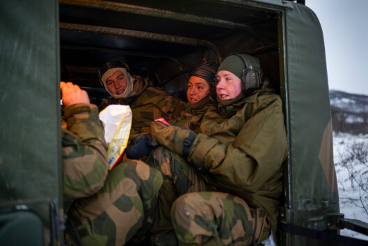 <span class=" font-weight-bold" data-lab-font_weight_desktop="font-weight-bold">VINTER:</span> Soldatene får varme seg et par minutter i en militærbil. <span class=" font-weight-bold" data-lab-font_weight_desktop="font-weight-bold">VINTER:</span> Soldatene får varme seg et par minutter i en militærbil.