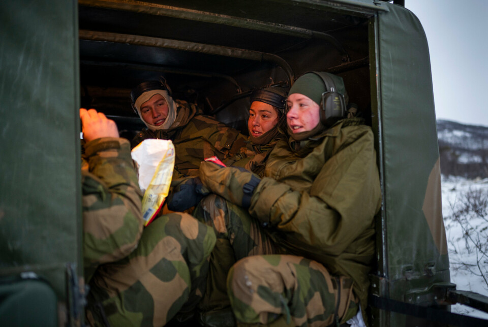 VINTER: Soldatene får varme seg et par minutter i en militærbil.