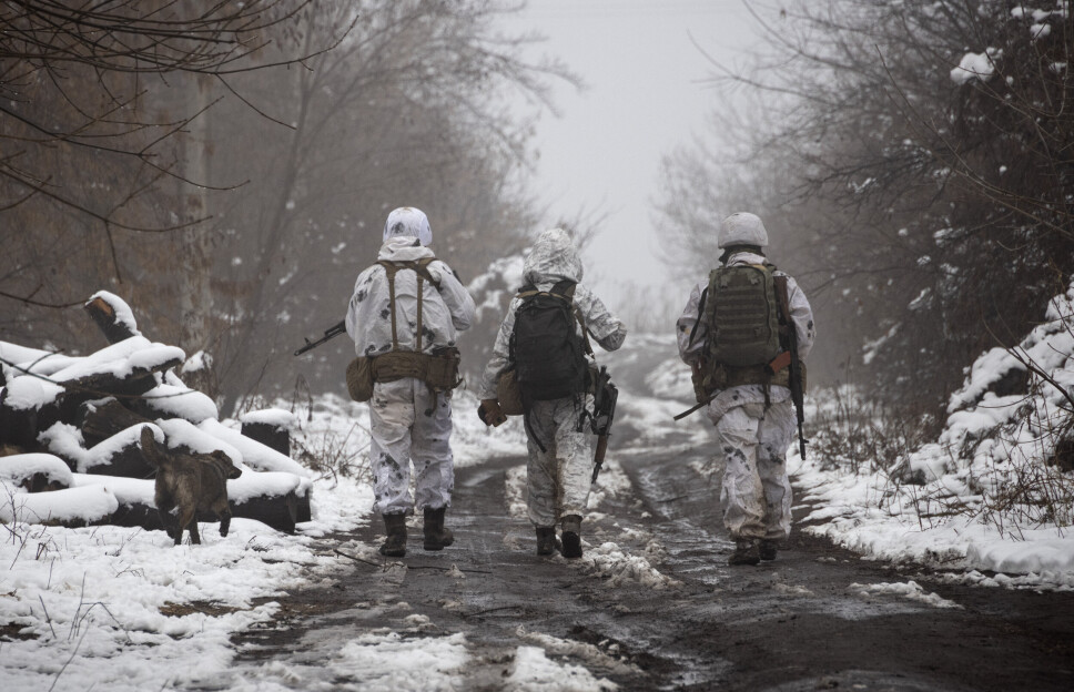DONETSK: Ukrainske soldater går på grenselinjen som skiller mellom regjeringskontrollerte og opprørskontrollerte områder ved Katerinivka i Donetsk-regionen. USAs president Joe Biden kaller inn de østeuropeiske Nato-landene til telefonmøte om situasjonen i Ukraina torsdag.