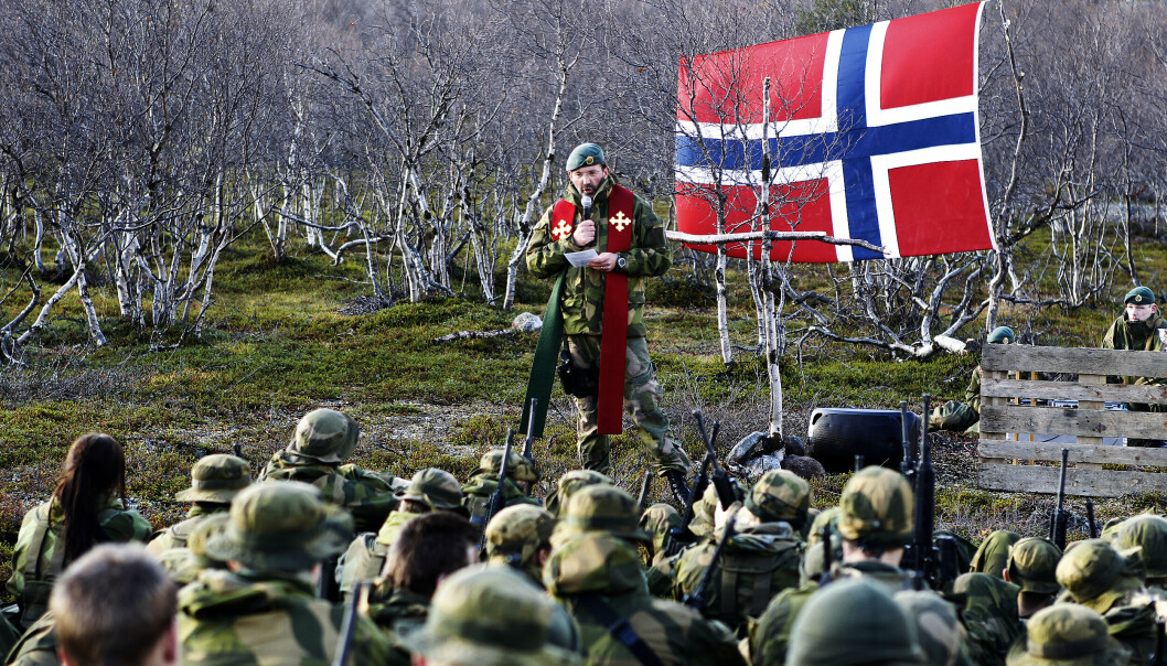 GUDSTJENESTE: Prestene er ikke Forsvarets kinderegg, skriver major Tormod Overland. Her ser vi en feltgudstjeneste under en øvelse i Finnmark.