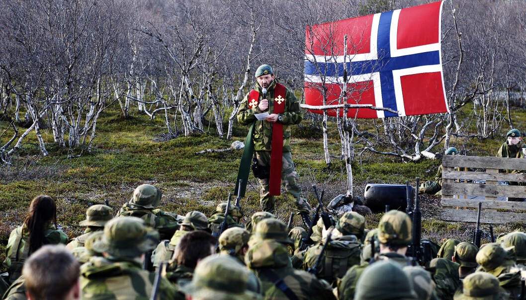 GUDSTJENESTE: Prestene er ikke Forsvarets kinderegg, skriver major Tormod Overland. Her ser vi en feltgudstjeneste under en øvelse i Finnmark. GUDSTJENESTE: Prestene er ikke Forsvarets kinderegg, skriver major Tormod Overland. Her ser vi en feltgudstjeneste under en øvelse i Finnmark.