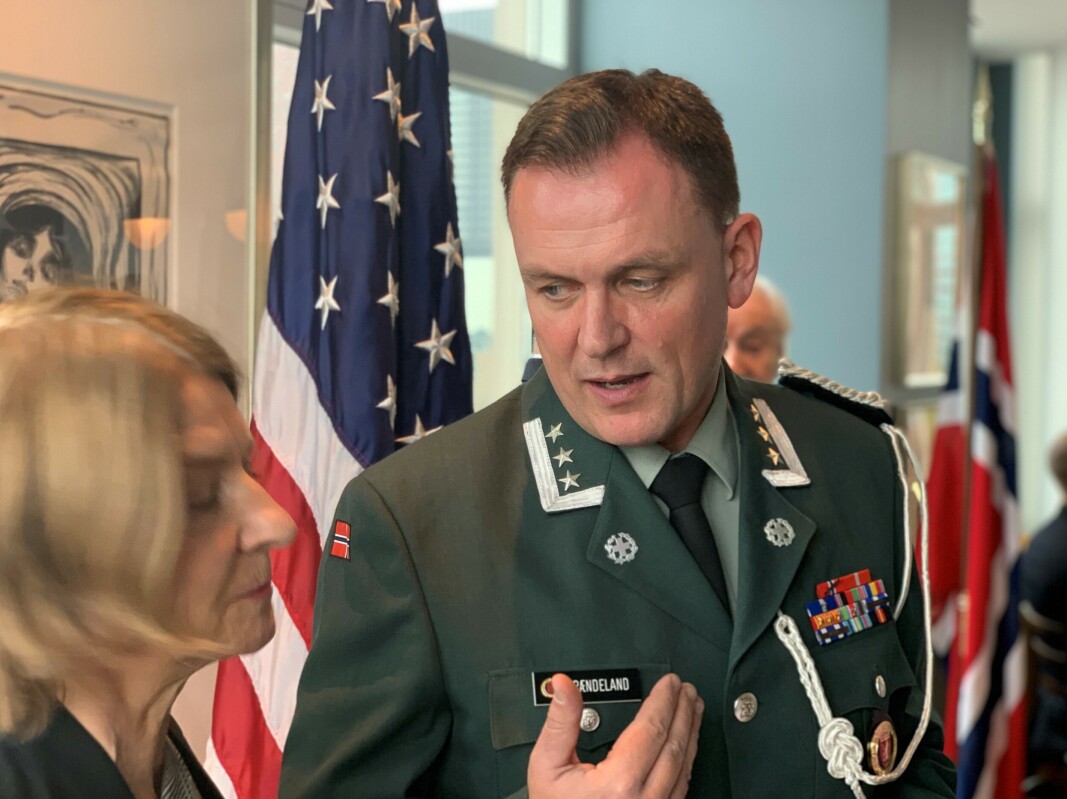 FN: Kåre E. Brændeland er militærrådgiver ved den norske FN-delegasjonen i New York. Her i samtale med Norges FN-ambassadør Mona Juul. FN: Kåre E. Brændeland er militærrådgiver ved den norske FN-delegasjonen i New York. Her i samtale med Norges FN-ambassadør Mona Juul.