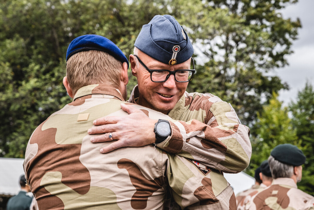 UTDELING: Bent Anders Salberg klemmer en kollega, under utdelingen av medaljer til den tredje kontigenten av det norske sanitetsbidraget i Afghanistan. Salberg var styrkesjef for kontigenten og sjef på det norskledede feltsykehuset. UTDELING: Bent Anders Salberg klemmer en kollega, under utdelingen av medaljer til den tredje kontigenten av det norske sanitetsbidraget i Afghanistan. Salberg var styrkesjef for kontigenten og sjef på det norskledede feltsykehuset.