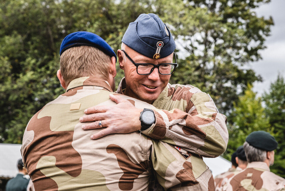 UTDELING: Bent Anders Salberg klemmer en kollega, under utdelingen av medaljer til den tredje kontigenten av det norske sanitetsbidraget i Afghanistan. Salberg var styrkesjef for kontigenten og sjef på det norskledede feltsykehuset.