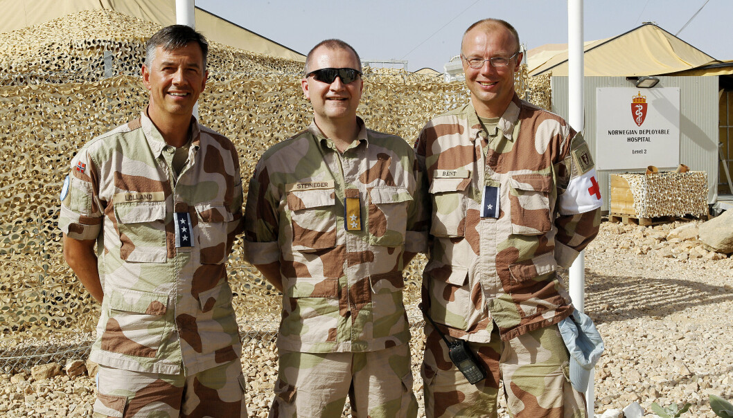 2010: Salberg har en rekke deployeringer bak seg. Her sammen med Oberst Helge Lolland (t.v) og daværende sjef Forsvarets sanitet John Maxfield Steineger (i midten) utenfor det norske feltsykehuset i Abéché i Tsjad