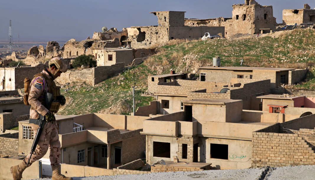 SOLDAT: En irakisk soldat passerer foran ruiner fra krigen mot IS i byen Sinjar i desember 2020. SOLDAT: En irakisk soldat passerer foran ruiner fra krigen mot IS i byen Sinjar i desember 2020.