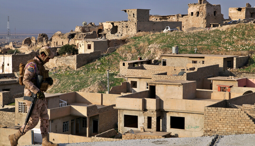 SOLDAT: En irakisk soldat passerer foran ruiner fra krigen mot IS i byen Sinjar i desember 2020.
