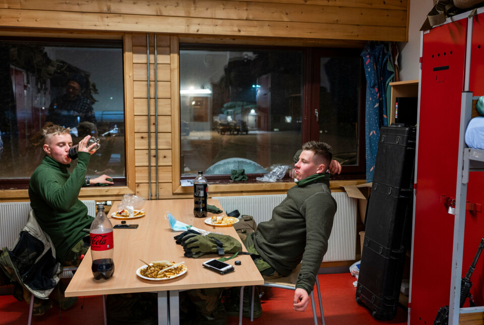 MAT: Soldatene spiser lasagne på rommet. Snart venter to timer med våpenpuss.