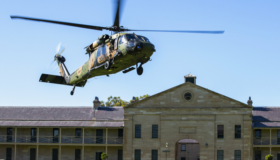 BLACK HAWK: Et Black Hawk-helikopter tilhørende det australske forsvaret går inn for landing i Sidney.