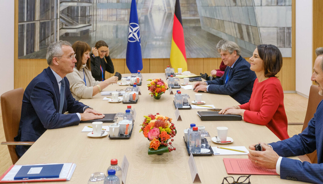 PARTNERE: Natos generalsekretær Jens Stoltenberg (t.v.) møtte torsdag med Tysklands nye utenriksminister Abbalena Baerbock (t.h).