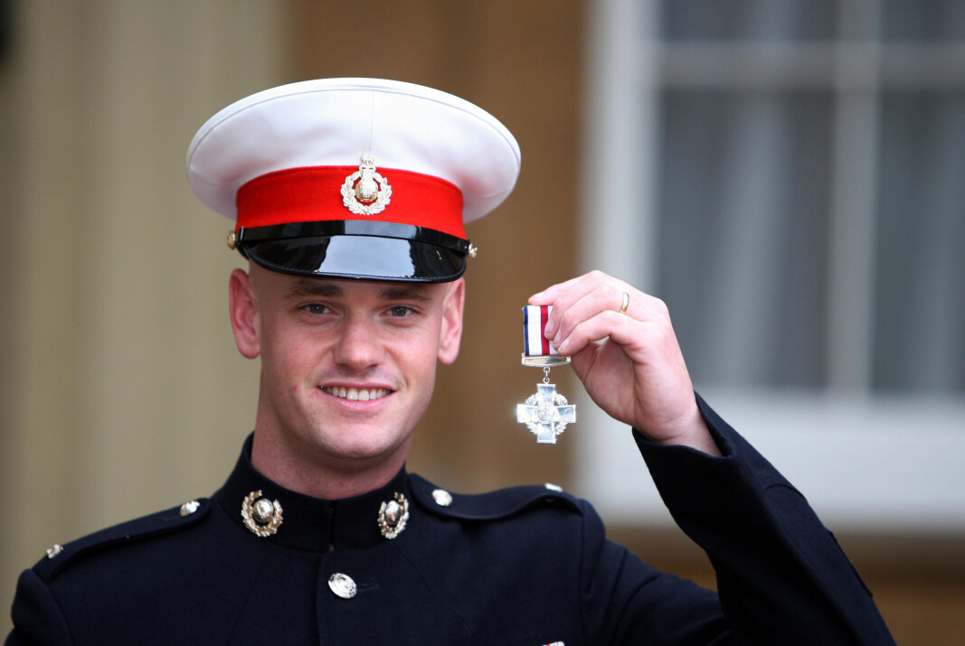 SEREMONI: John Thompson etter å ha mottatt medaljen «Conspicuous Gallantry Cross» i 2007. SEREMONI: John Thompson etter å ha mottatt medaljen «Conspicuous Gallantry Cross» i 2007.