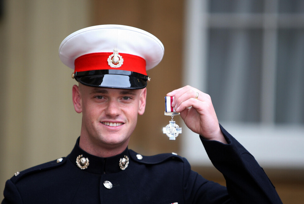 SEREMONI: John Thompson etter å ha mottatt medaljen «Conspicuous Gallantry Cross» i 2007.