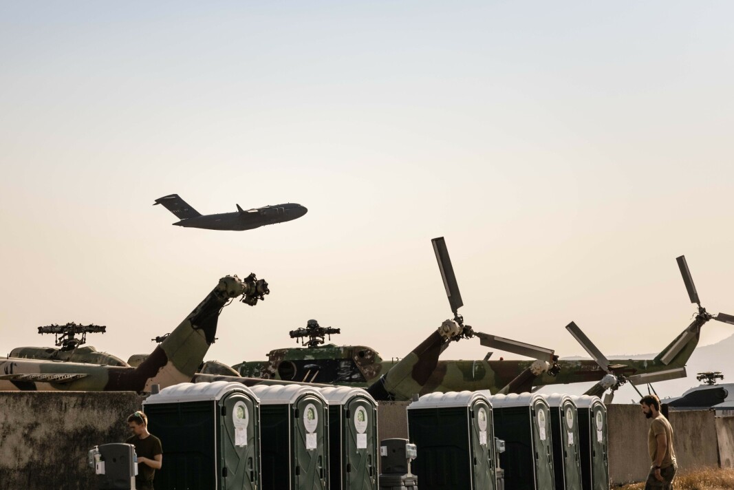 EVAKUERING: Den norske leiren på flyplassen i Tbilisi som fungerte som «mellomstopp» for personer som ble evakuert fra Afghanistan. Et C-17 Globemaster-fly tar av i bakgrunnen. EVAKUERING: Den norske leiren på flyplassen i Tbilisi som fungerte som «mellomstopp» for personer som ble evakuert fra Afghanistan. Et C-17 Globemaster-fly tar av i bakgrunnen.