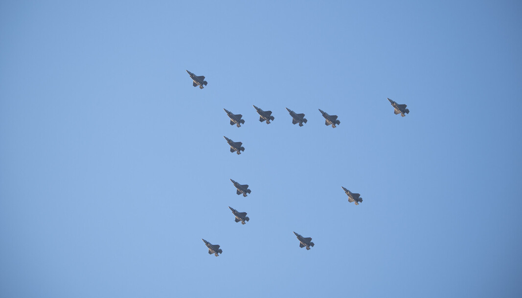 JULESTJERNE: Luftforsvaret har tradisjon for å markere slutten av året ved å fly i julestjerneformasjon. Dette er fra årets (2021) formasjon. JULESTJERNE: Luftforsvaret har tradisjon for å markere slutten av året ved å fly i julestjerneformasjon. Dette er fra årets (2021) formasjon.