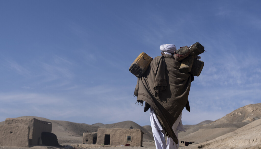 TØRKE: Hajji Wali Jan, 66, bærer med seg plastikkdunker for å hente vann utenfor Herat i Afgahanistan 26. november. Landet er rammet av en kraftig tørke og sultkatastrofe. TØRKE: Hajji Wali Jan, 66, bærer med seg plastikkdunker for å hente vann utenfor Herat i Afgahanistan 26. november. Landet er rammet av en kraftig tørke og sultkatastrofe.