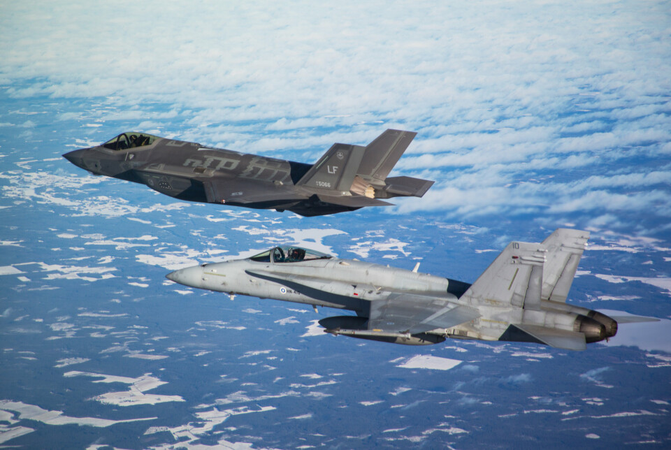 NY OG GAMMEL: F-35 (øverst) sammen et et F-18 jagerfly.
