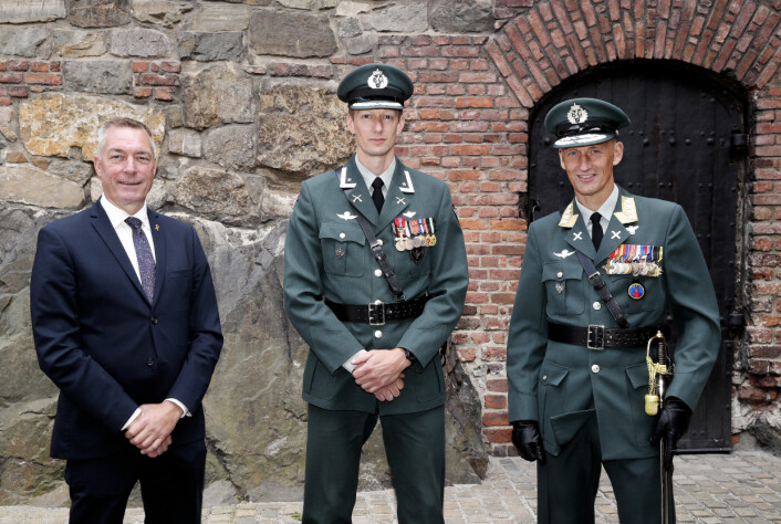 KRIGSKORSET: Major Knut Flydal (midten) sammen med forsvarsminister Frank Bakke-Jensen (t.v.) og forsvarssjef Eirik Kristoffersen i forbindelse med tildelingen av Krigskorset. KRIGSKORSET: Major Knut Flydal (midten) sammen med forsvarsminister Frank Bakke-Jensen (t.v.) og forsvarssjef Eirik Kristoffersen i forbindelse med tildelingen av Krigskorset.