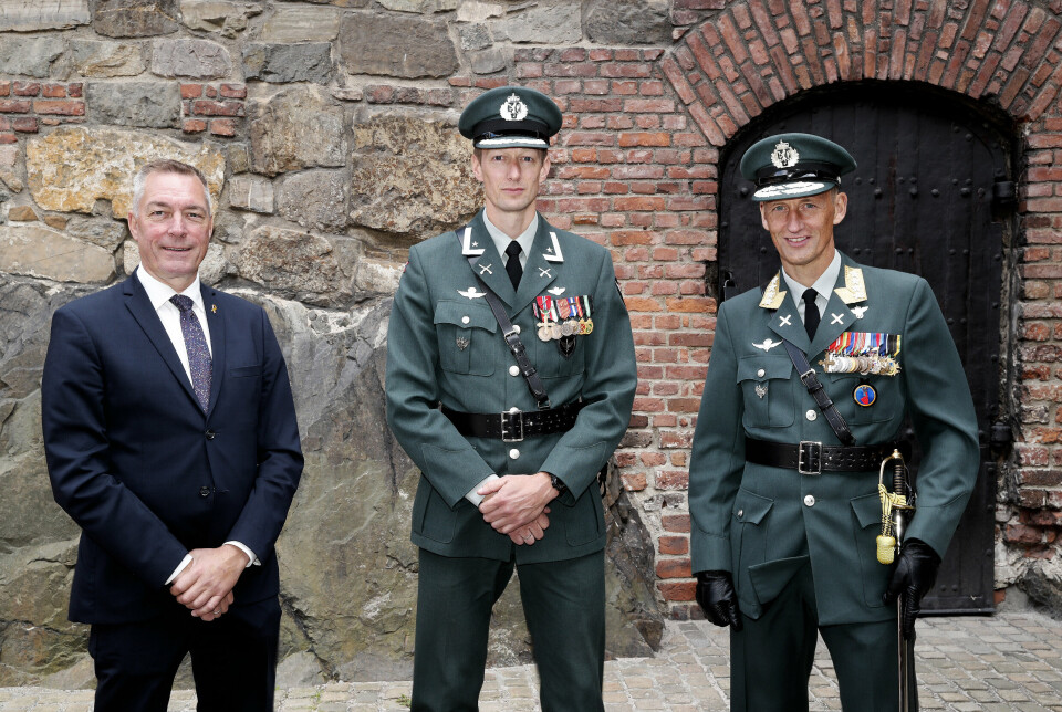 KRIGSKORSET: Major Knut Flydal (midten) sammen med forsvarsminister Frank Bakke-Jensen (t.v.) og forsvarssjef Eirik Kristoffersen i forbindelse med tildelingen av Krigskorset.