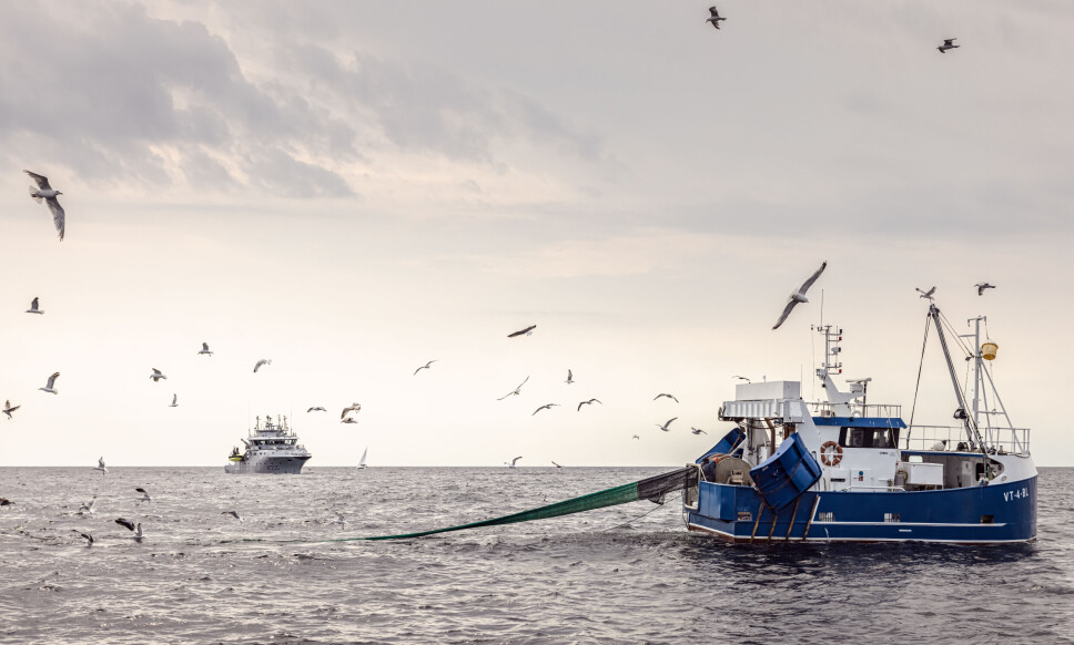 FORSKRIFT: Et kystvaktskip ute på et fiskefelt i Nord-Norge. Regjeringen jobber med en forskrift om bruken av bunndata utenfor kysten.