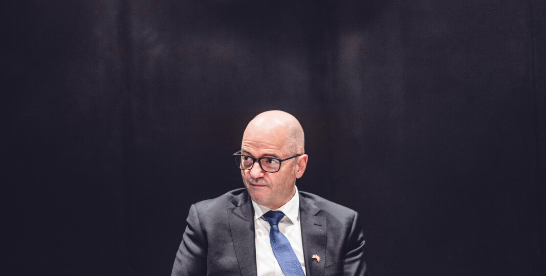 SPØRSMÅL: Forsvarsminister Odd Roger Enoksen har fått et skriftlig spørsmål på Stortinget fra Ove Trellevik om kartlegging av havbunnen utenfor kysten. SPØRSMÅL: Forsvarsminister Odd Roger Enoksen har fått et skriftlig spørsmål på Stortinget fra Ove Trellevik om kartlegging av havbunnen utenfor kysten.