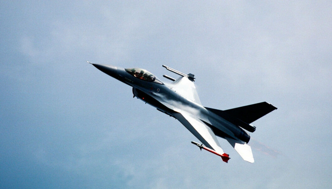 F-16: Forsvarsministeren i Romania skal ha bedt om å få kjøpe 32 norske F-16. Her ser vi et F-16 over Rygge.