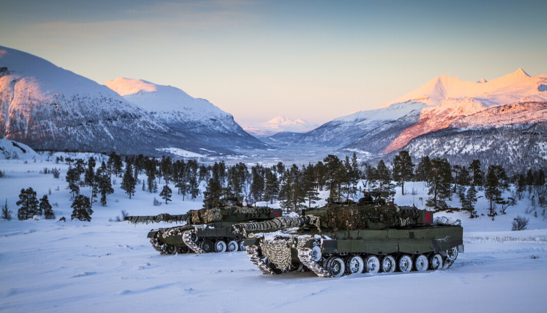 TANKS: To leopard stridsvogner på Setermoen skytefelt under Cold Response 2014.
