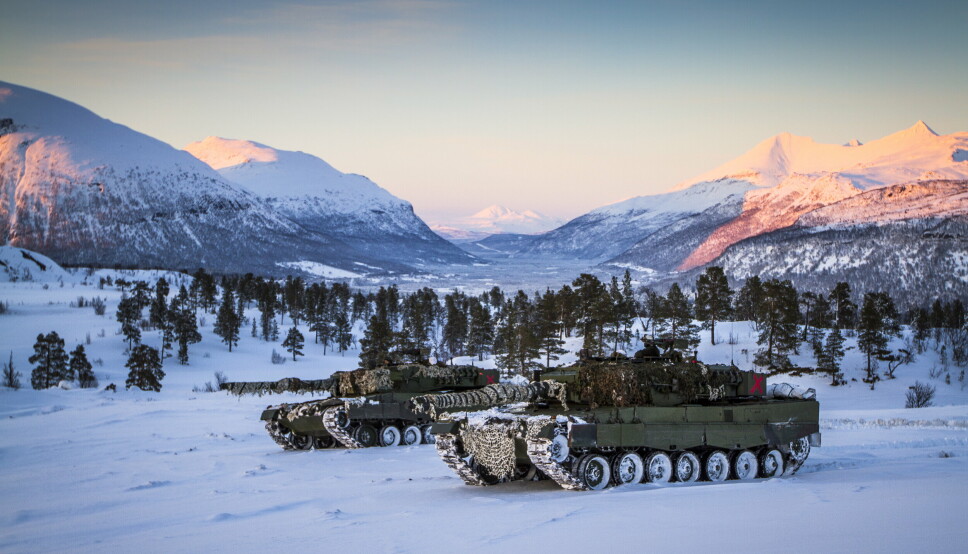 TANKS: To leopard stridsvogner på Setermoen skytefelt under Cold Response 2014.