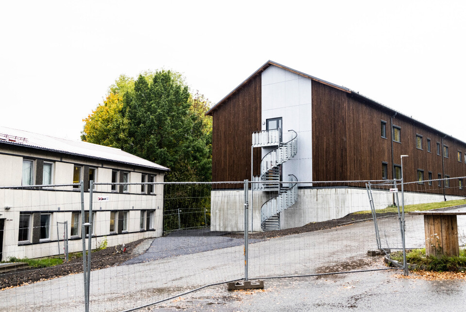 KASERNESAKEN: Den nye kasernen til høyre, som er bygget ulovlig høyt.
