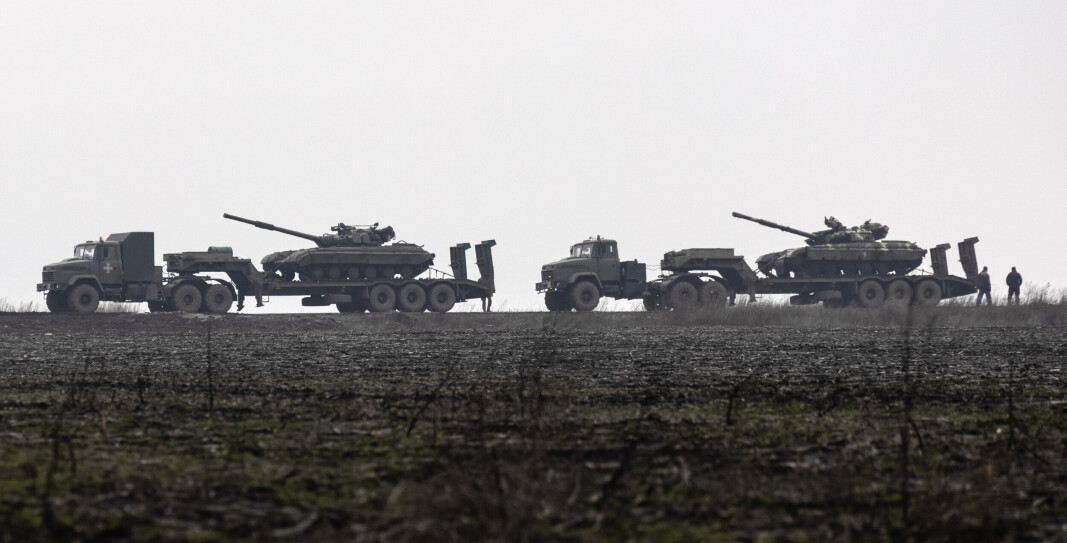 TANKS: Ukrainske panservogner under transport mot utbryterrepublikken Lugansk øst i Ukraina søndag. TANKS: Ukrainske panservogner under transport mot utbryterrepublikken Lugansk øst i Ukraina søndag.