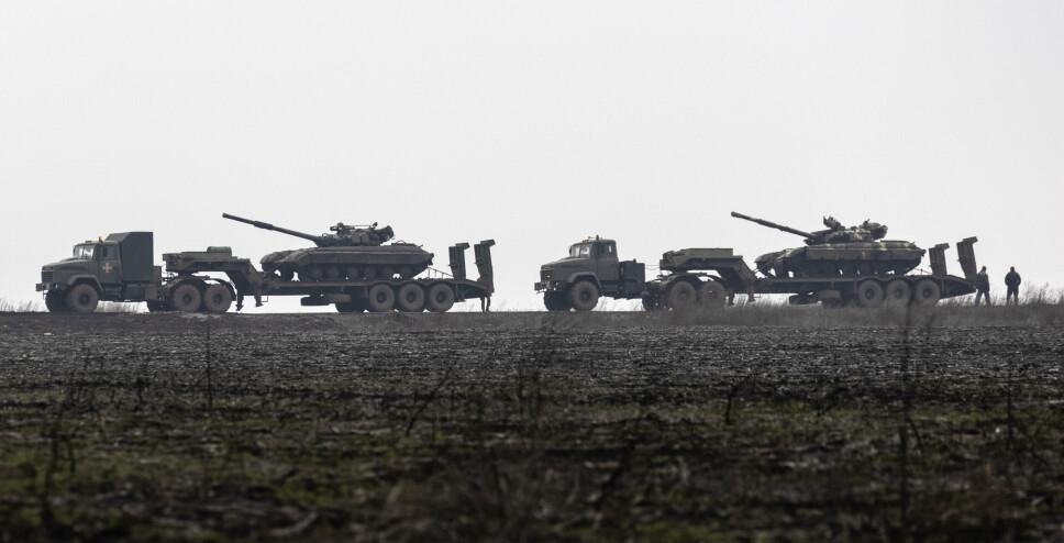 TANKS: Ukrainske panservogner under transport mot utbryterrepublikken Lugansk øst i Ukraina søndag.