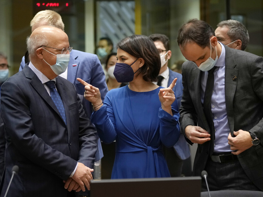 UTENRIKSMINISTER: Tysklands utenriksminister Annalena Baerbock sa mandag at rørledningen Nord Stream 2 foreløpig ikke kan godkjennes fordi den ikke oppfyller kravene til den europeiske energiloven. Her er hun i samtale med Portugals utenriksminister Augusto Santos Silva (til venstre) og Slovenias utenriksminister Anze Logar under et møte mellom EUs utenriksministre i Brussel mandag. UTENRIKSMINISTER: Tysklands utenriksminister Annalena Baerbock sa mandag at rørledningen Nord Stream 2 foreløpig ikke kan godkjennes fordi den ikke oppfyller kravene til den europeiske energiloven. Her er hun i samtale med Portugals utenriksminister Augusto Santos Silva (til venstre) og Slovenias utenriksminister Anze Logar under et møte mellom EUs utenriksministre i Brussel mandag.