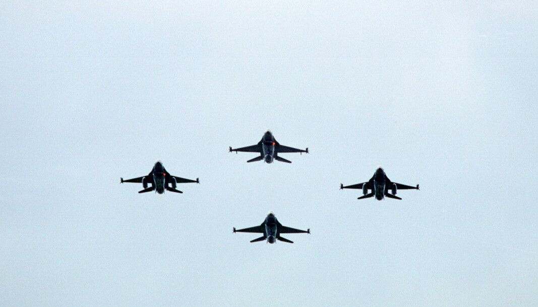 F-16: Det rumenske forsvarsdepartementet bekrefter overfor Forsvarets forum at de ønsker å kjøpe norske F-16. her ser vi flyene i såkalt «julestjerneformasjon» over Rygge i 2020. F-16: Det rumenske forsvarsdepartementet bekrefter overfor Forsvarets forum at de ønsker å kjøpe norske F-16. her ser vi flyene i såkalt «julestjerneformasjon» over Rygge i 2020.