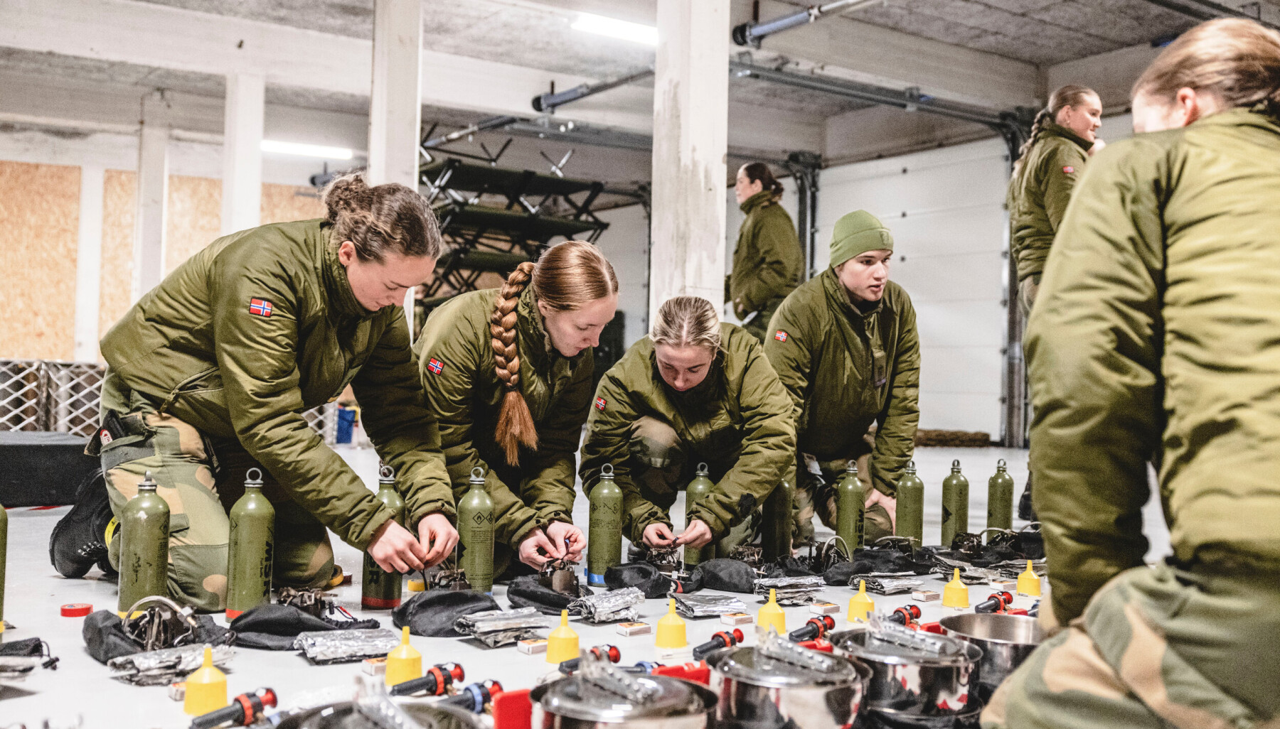Forsvarets sanitet gjør seg klare til å støtte det sivile helsevesenet med vaksinering. Her klargjøres grunnutstyret. Forsvarets sanitet gjør seg klare til å støtte det sivile helsevesenet med vaksinering. Her klargjøres grunnutstyret.