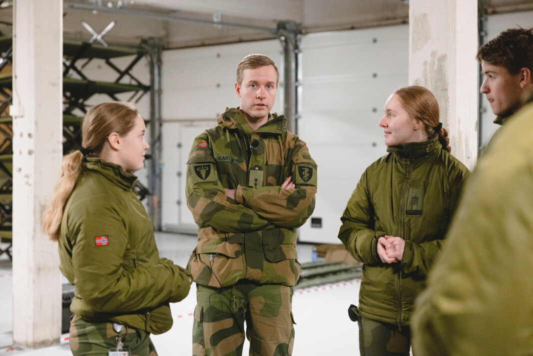 STOLT: Kompanisjef Robin André Karlsen (i midten) sier han er glad for at Forsvaret kan hjelpe hardt pressede kommuner og helsemyndigheter. STOLT: Kompanisjef Robin André Karlsen (i midten) sier han er glad for at Forsvaret kan hjelpe hardt pressede kommuner og helsemyndigheter.