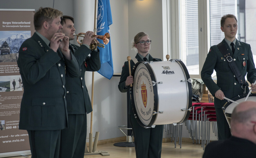 AVLYSER: Hærens musikkorps består av 29 profesjonelle musikere. Her spiller noen av dem på UNIFIL-markeringen i Narvik.