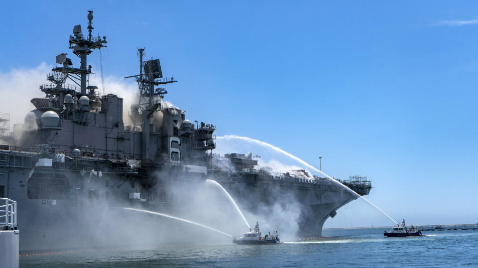 BRANN: Båter bistår i slukningsarbeidet etter brannen ombord i USS Bonhomme Richard i 2020. Nå er en matros siktet i saken.