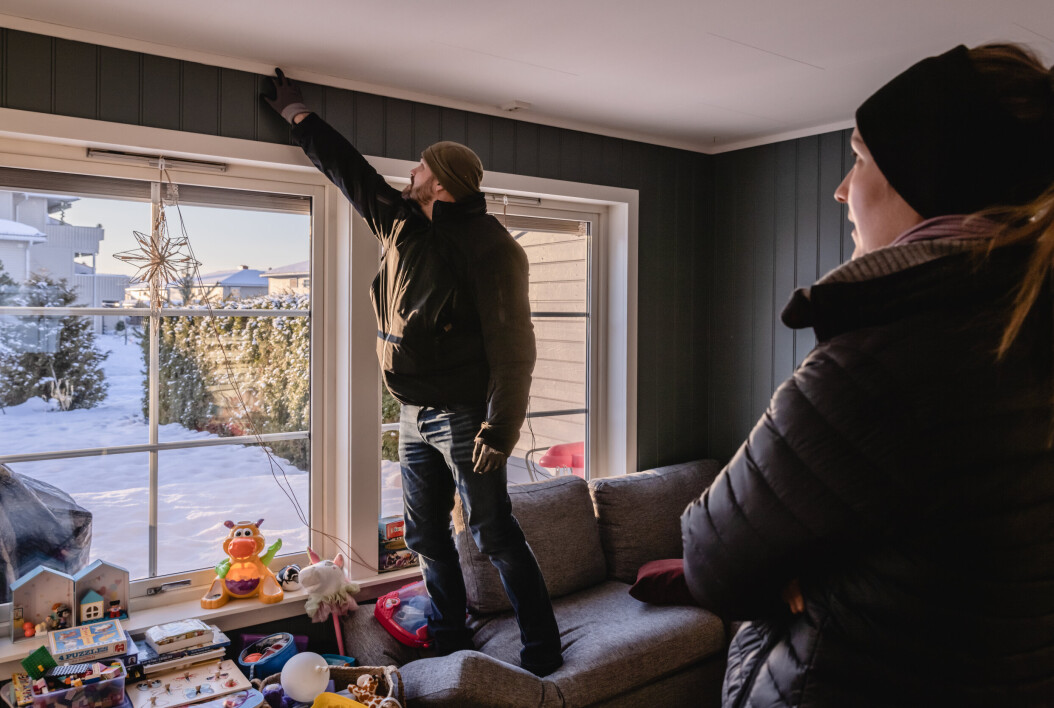TILBAKE: Her er Løwe og samboer Elise Skare Eriksen tilbake i huset de bodde i før skredet gikk, for å se etter skader. TILBAKE: Her er Løwe og samboer Elise Skare Eriksen tilbake i huset de bodde i før skredet gikk, for å se etter skader.