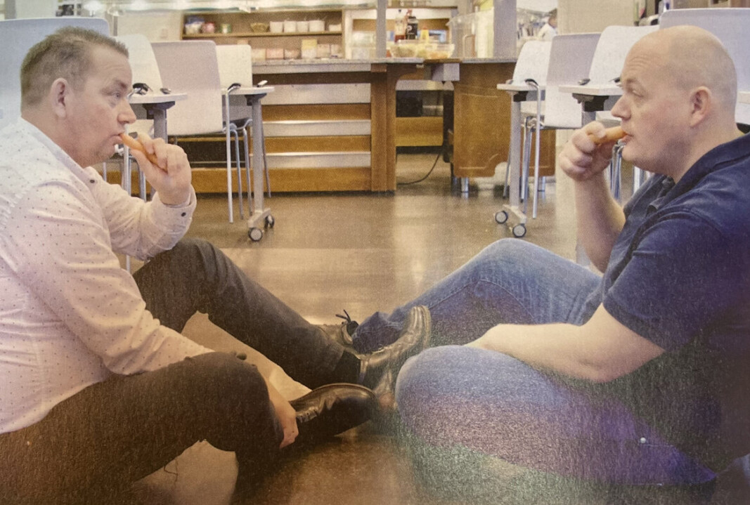 VENDEPUNKT: Etter utallige tester landet rundt, mener Paal Ravnaas og fotograf Werner Juvik at de må skjerpe seg. – Vi lover å begynne et bedre liv og spise sunnere mat, sier Ravnaas og Juvik (til høyre) med hver sin gulrot i munnen. VENDEPUNKT: Etter utallige tester landet rundt, mener Paal Ravnaas og fotograf Werner Juvik at de må skjerpe seg. – Vi lover å begynne et bedre liv og spise sunnere mat, sier Ravnaas og Juvik (til høyre) med hver sin gulrot i munnen.