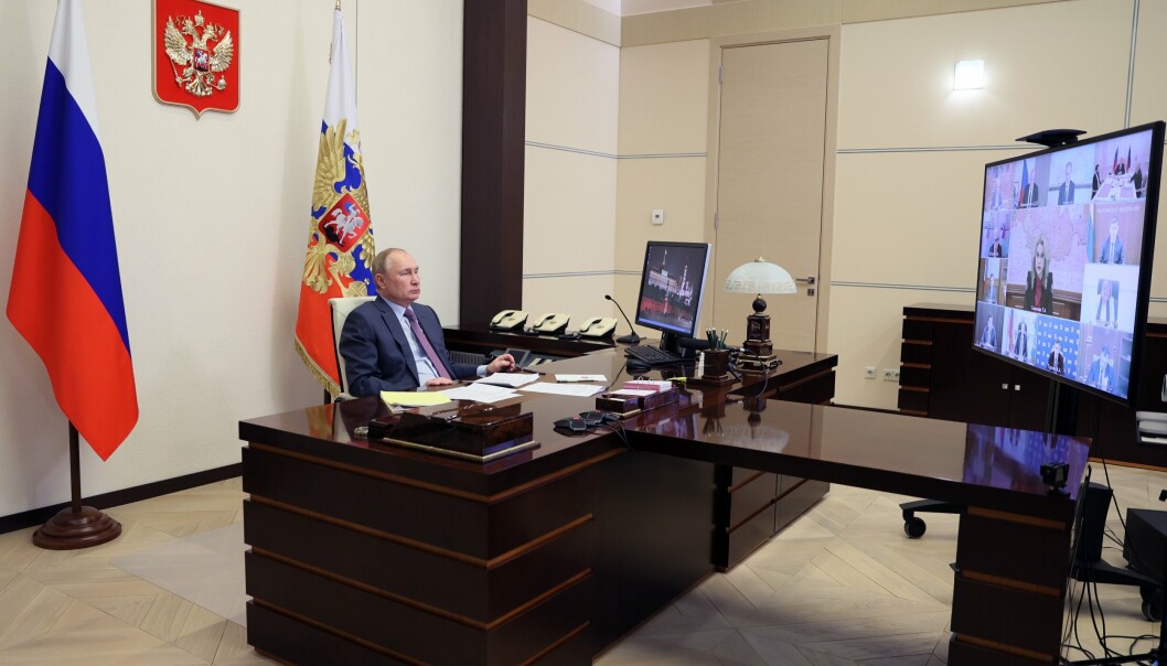 VIDEO: Den russiske presidenten Vladimir Putin er ofte i videomøter om dagen. Her fra et kabinettmøte tirsdag.