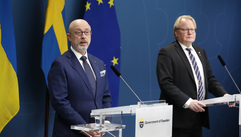 FORSVARSMINISTRE: Ukrainas forsvarsminister Oleksii Reznikov (t.v.) og Sverige forsvarsminister Peter Hultqvist signerte tirsdag en ny avtale om forsvarssamarbeid.