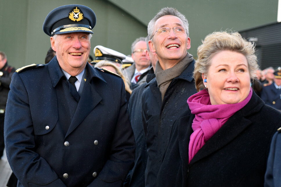 HELT KONGE: Kong Harald, Natos generalsekretær Jens Stoltenberg og statsminister Erna Solberg var tilskodarar da F-35-flya landa på Ørland 10. november .