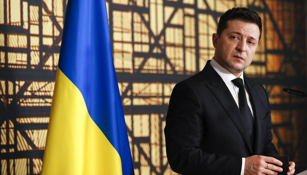 PRESIDENT: Ukrainas president Volodymyr Zelenskyj tok til orde for nye EU-sanksjoner mot Russland på en pressekonferanse under toppmøtet i Brussel onsdag. PRESIDENT: Ukrainas president Volodymyr Zelenskyj tok til orde for nye EU-sanksjoner mot Russland på en pressekonferanse under toppmøtet i Brussel onsdag.
