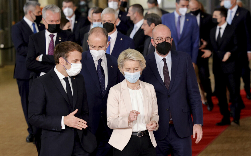 President for EU-kommisjonen, Ursula von der Leyen, samen med den franske presidenten Emmanuel Macron i Brussel 15. desember. Lederne i EU har diskutert den russiske militære oppbygningen langs grensen mot Ukraina.