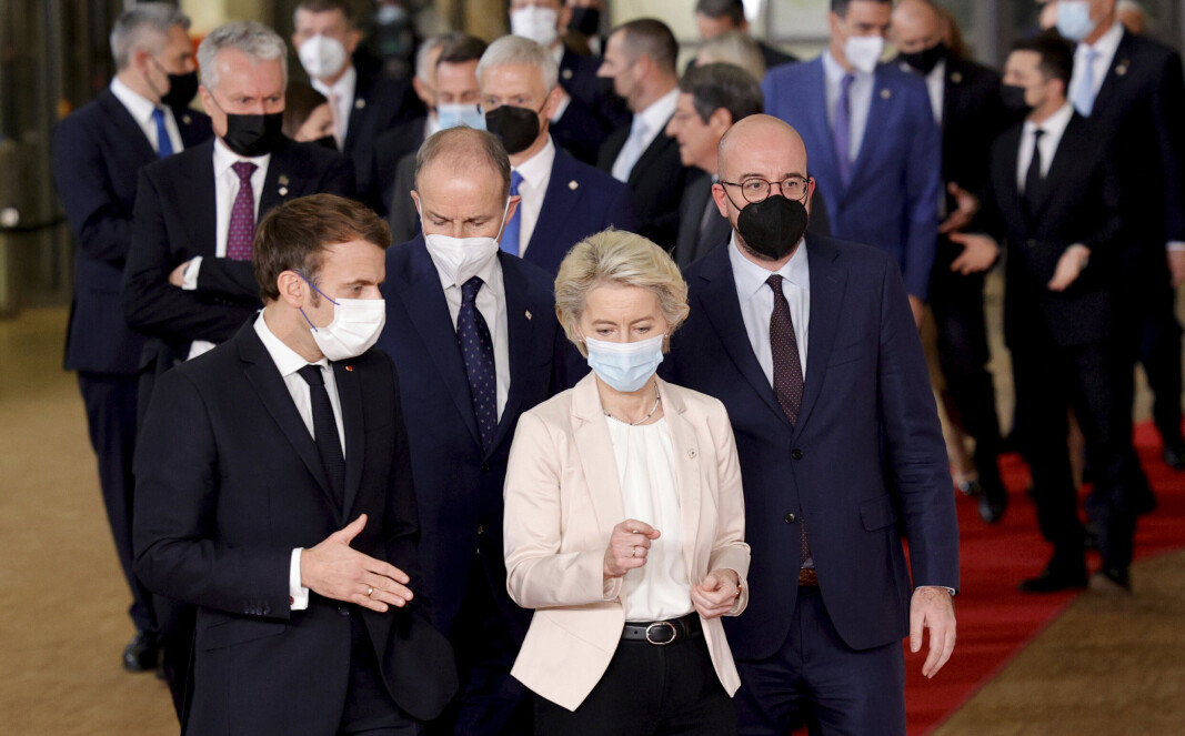 President for EU-kommisjonen, Ursula von der Leyen, samen med den franske presidenten Emmanuel Macron i Brussel 15. desember. Lederne i EU har diskutert den russiske militære oppbygningen langs grensen mot Ukraina. President for EU-kommisjonen, Ursula von der Leyen, samen med den franske presidenten Emmanuel Macron i Brussel 15. desember. Lederne i EU har diskutert den russiske militære oppbygningen langs grensen mot Ukraina.