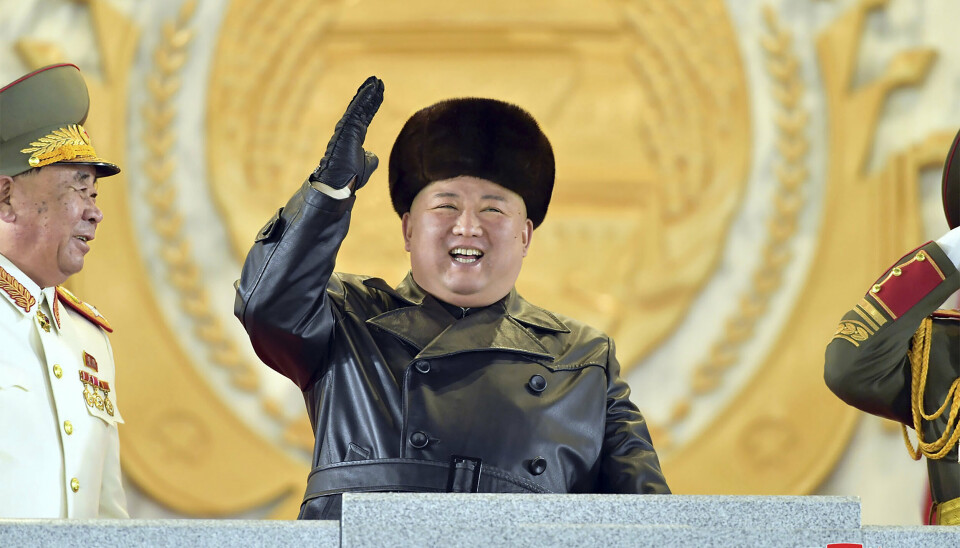 ENEHERSKER: Nord-Koreas leder Kim Jong-un kan feire ti år ved makten i Nord-Korea. Han er landets ubestridte leder. Her var Kim på en militærparade hovedstaden Pyongyang i januar.