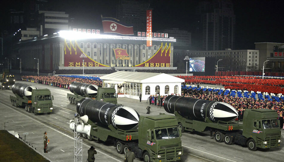 MILITÆRPARADE: Raketter og annet militær materiell ble vist frem på en militærparade i Pyongyang i januar 2021.