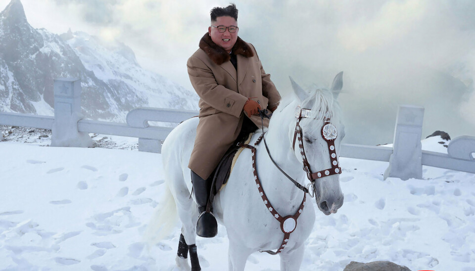 FJELLTUR: Kim Jong-un red en hvit hest da han besøkte Paektufjellet i Nord-Korea i oktober 2019.