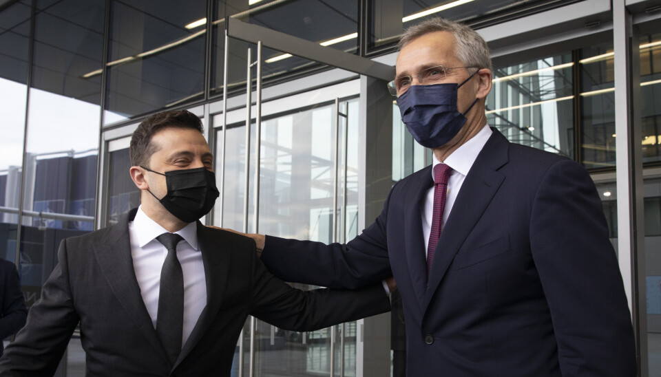 PARTNERE: Ukrainas president Volodymyr Zelenskyj (t.v.) ble godt tatt i mot av Natos generalsekretær Jens Stoltenberg da Zelenskyj besøkte Natos hovedkvarter i Brussel torsdag.